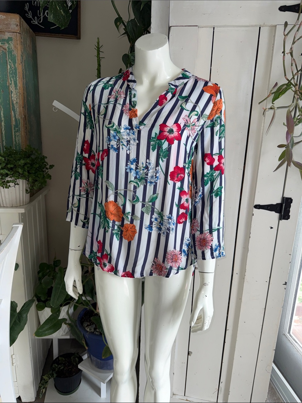 Suzy Shier XS Floral Stripe V-Neck Women's Blouse Multicolor Flowers NWOT